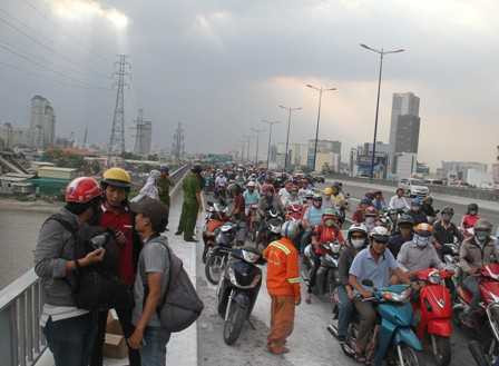 Xe máy bốc cháy trơ khung trên cầu Sài Gòn