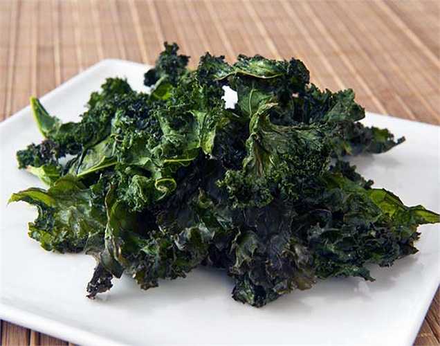 Rau cải xoăn: Loại rau họ cải này là một trong các loại rau lá xanh rất giàu vitamin K, vitamin C và đồng. Tiêu thụ 67 gram thực phẩm này, sẽ giúp xây dựng hệ miễn dịch và chống lại các căn bệnh nhiễm khuẩn.