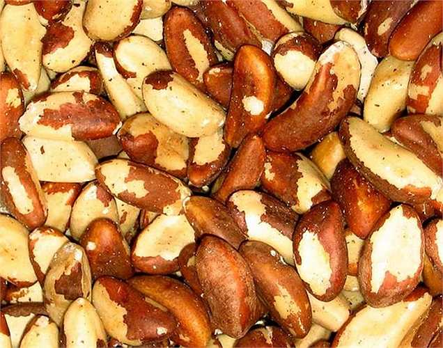 Hạt brazil: chứa selenium. Vitamin này rất cần thiết cho sức khỏe của bạn vì nó giúp chăm sóc tuyến giáp và hệ thống thần kinh trung ương. Tiêu thụ 400 mg một ngày sẽ ngăn chặn rất nhiều vấn đề.
