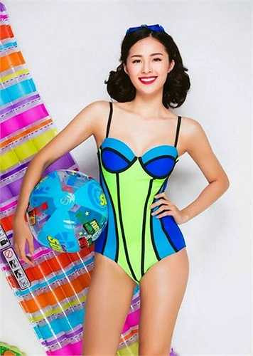 Nổi tiếng với vẻ đẹp trong sáng, thánh thiện và được gọi với danh hiệu 'Phạm Băng Băng Việt Nam', Hạ Vi ít khi chụp hình sexy, quyến rũ. 