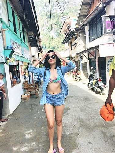 Style đường phố của Hạ Vi trẻ trung và gợi cảm. 