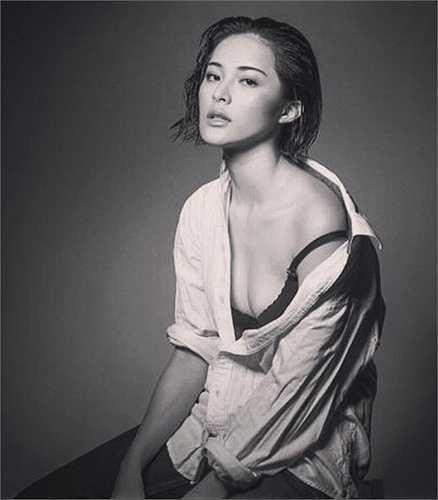 'Mỹ nhân vạn người mê' trong một shoot hình bikini chụp trong studio. 