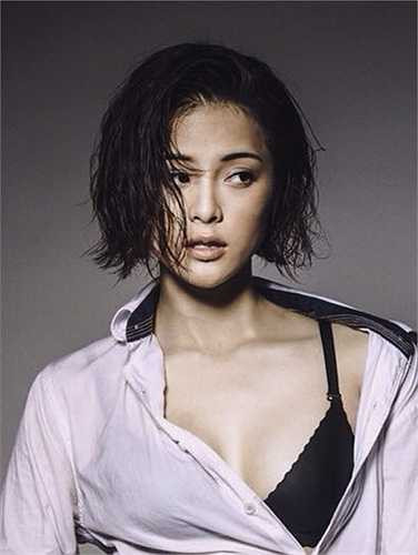 Hình ảnh có phần hoang dại, hững hờ của Hạ Vi khi chọn tông màu đen trắng. 