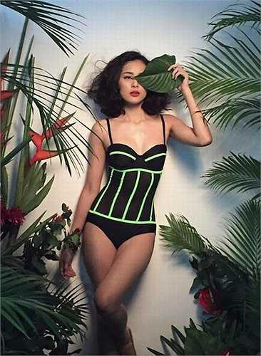 Vóc dáng thanh mảnh của Hạ Vi rất hợp với những bộ đồ bikini quá không quá hở hang. 