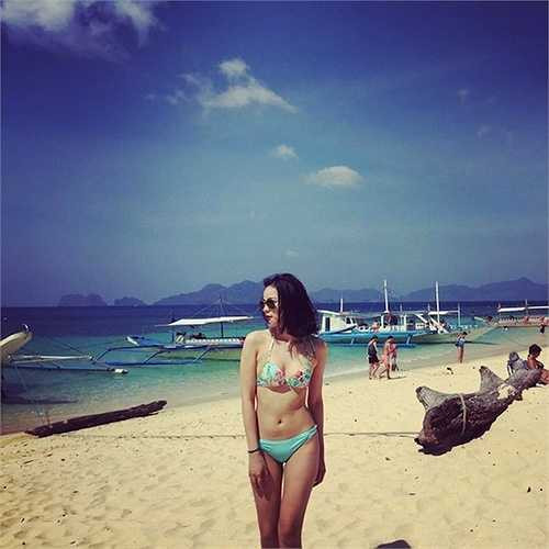 Mỗi khi đi biển, Hạ Vi lại gây chú ý với những bộ bikini bắt mắt, cuốn hút. 