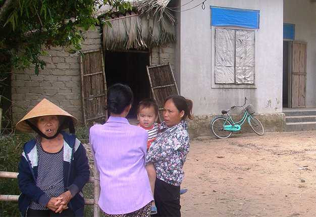 Rất nhiều người dân đến chia buồn gia đình ông Đông khi có con gái bị chết