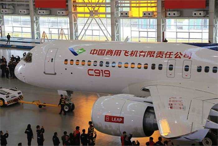 Máy bay C919 là dòng máy bay tầm trung và xa do Trung Quốc thiết kế và sản xuất. Lễ ra mắt được tổ chức tại Trung tâm chế tạo máy bay Phố Đông (Thượng Hải)