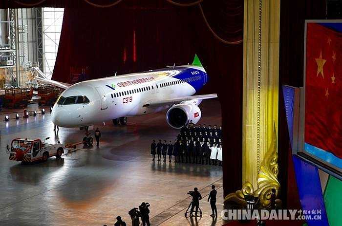 Chiếc máy bay hoàn thành được ra mắt thu hút sự chú ý của nhiều người