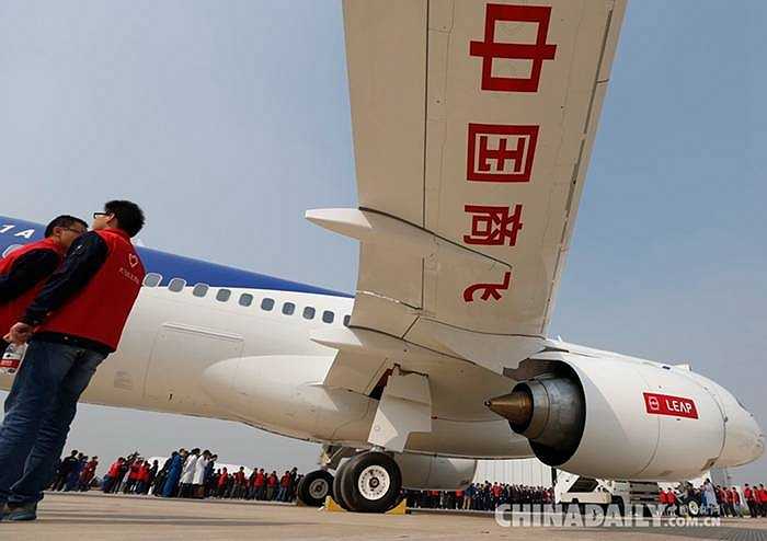 Ảnh chụp chiếc máy bay C919 của Trung Quốc sải cánh rộng. Dự kiến năm 2016, chuyến bay thử đầu tiên được diễn ra