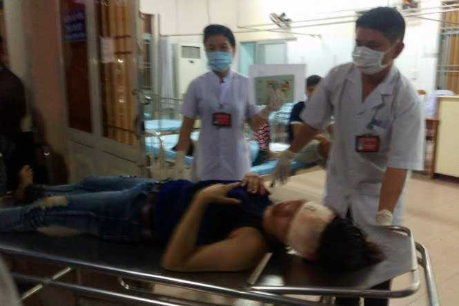 Chị Phương được đưa vào Bệnh viện 7B cấp cứu - Ảnh: A.L