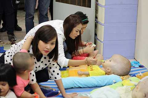 Đã là một người mẹ, vì vậy mà Duyên Anh rất yêu mến các em nhỏ. Nữ ca sĩ đã tự tay bón từng muỗng sữa cho những em khuyết tật. 