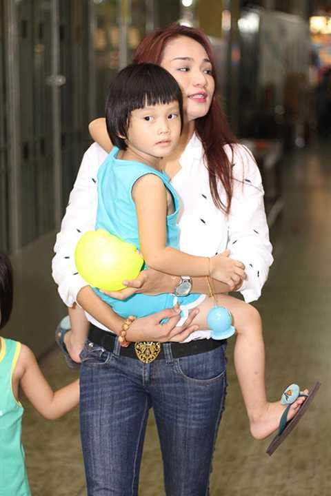 Không những thế, cô còn ẵm bồng và chơi đùa cùng các em nhỏ tại đây. 