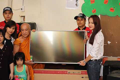 Duyên Anh cùng những người bạn đã trao tặng cho chùa những phần quà với mong muốn được chung tay cùng cộng đồng nuôi dưỡng trẻ em mồ côi và khuyết tật. 