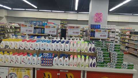 Quầy mỹ phẩm trong Lotte Mart Tây Sơn. Ảnh: Bảo Linh