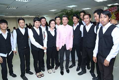 Mr.Đàm được rất nhiều người hâm mộ vây quanh xin chụp hình chung. Mr.Đàm được rất nhiều người hâm mộ vây quanh xin chụp hình chung.