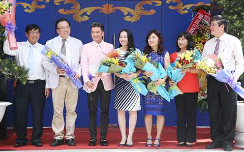 Ông hoàng nhạc Việt nhận hoa cảm ơn của BTC chương trình sau tiết mục biểu diễn.