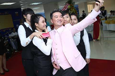 Ông hoàng nhạc Việt thích thú với phần tự sướng cùng người hâm mộ.