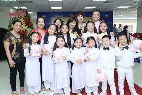 Nam ca sĩ vô cùng nhiệt tình đáp lại tất cả những tình cảm đó, kể cả những người phục vụ, không phân biệt già trẻ, lớn bé. 