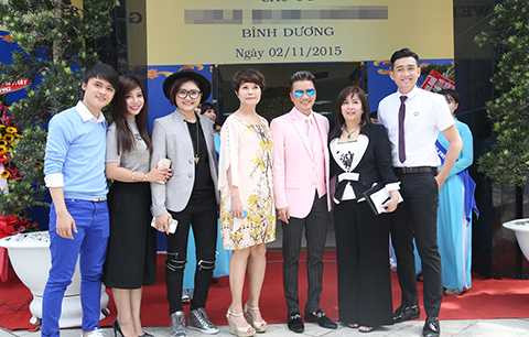 Cùng tham gia với Đàm Vĩnh Hưng trong chuyến đi này còn có các học trò của anh. Trong số những học trò trong The Voice 2015, đặc biệt nhất là góp mặt của Đào Ngọc Sang - người được xem là nhân tố bí ẩn sau cuộc thi The Voice cũng đã được Mr.Đàm quan tâm giúp đỡ.