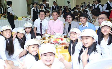 Phượng Vũ, Triệu Long, Vicky Nhung cũng góp mặt vào chương trình với những tiết mục sôi động.