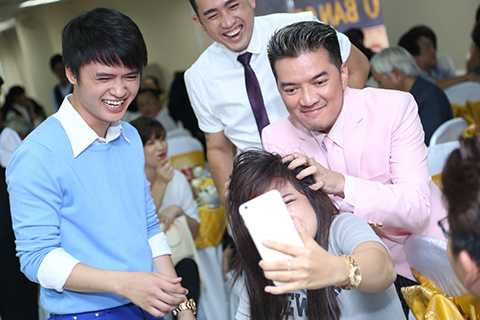 Nam ca sĩ vui đùa cùng học trò trong thời gian chờ đợi tiết mục biểu diễn.