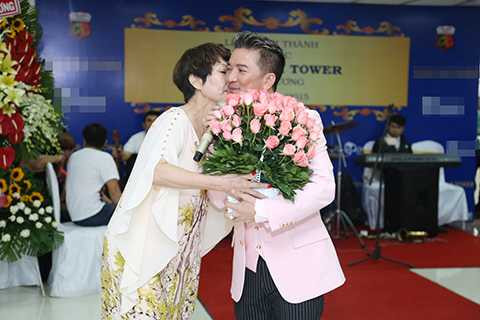 Một vị khán giả hâm mộ cuồng nhiệt đã lên tặng hoa và ôm hôn Mr.Đàm, thể hiện tình cảm và sự mến khách của người dân Bình Dương. 