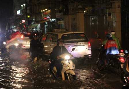 Mưa ngập, kẹt xe kinh khủng quanh sân bay Tân Sơn Nhất
