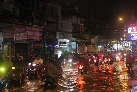 Mưa ngập, kẹt xe kinh khủng quanh sân bay Tân Sơn Nhất
