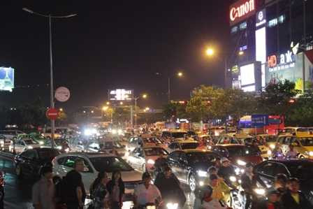 Mưa ngập, kẹt xe kinh khủng quanh sân bay Tân Sơn Nhất