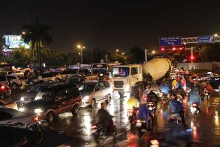 Mưa ngập, kẹt xe kinh khủng quanh sân bay Tân Sơn Nhất