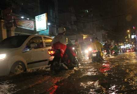 Mưa ngập, kẹt xe kinh khủng quanh sân bay Tân Sơn Nhất