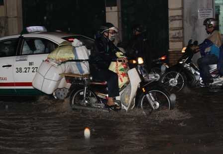 Mưa ngập, kẹt xe kinh khủng quanh sân bay Tân Sơn Nhất