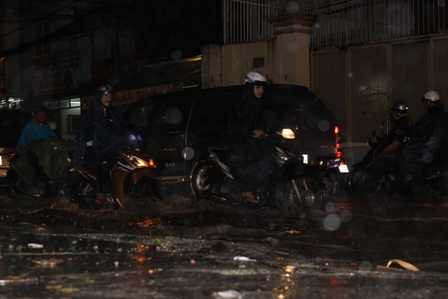 Mưa ngập, kẹt xe kinh khủng quanh sân bay Tân Sơn Nhất