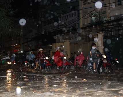 Mưa ngập, kẹt xe kinh khủng quanh sân bay Tân Sơn Nhất