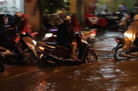 Mưa ngập, kẹt xe kinh khủng quanh sân bay Tân Sơn Nhất