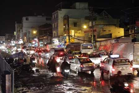 Mưa ngập, kẹt xe kinh khủng quanh sân bay Tân Sơn Nhất