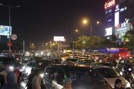 Mưa ngập, kẹt xe kinh khủng quanh sân bay Tân Sơn Nhất