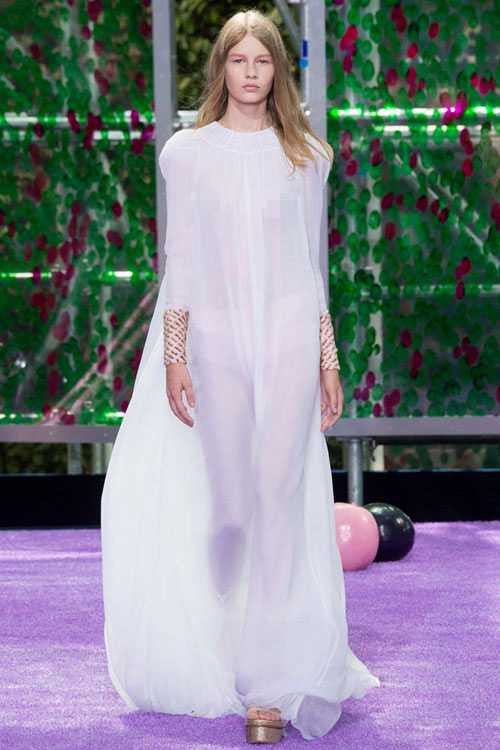 Việc Dior cho mẫu 14 tuổi - Sofia Mechetner mặc quần áo mỏng trình diễn gặp nhiều bình luận gay gắt từ phía giới mộ điệu