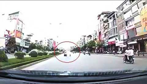 Hình ảnh làn khói trắng mù mịt do chiếc Kia K3 xịt ra (Ảnh cắt từ clip)