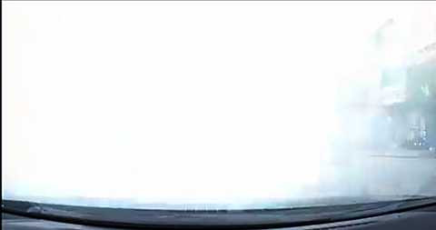 Làn khói trắng mù mịt cản trở toàn bộ tầm nhìn của xe đi phía sau