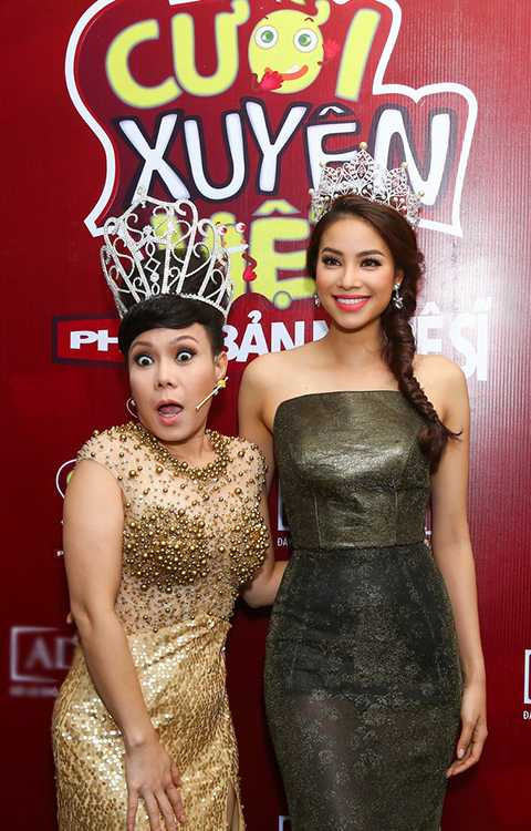 Không những vậy, Phạm Hương còn được đàn chị Việt Hương pha trò chọc ghẹo khi nữ danh hài cố tình đội vương miện để đọ cùng tân hoa hậu. Không những vậy, Phạm Hương còn được đàn chị Việt Hương pha trò chọc ghẹo khi nữ danh hài cố tình đội vương miện để đọ cùng tân hoa hậu.