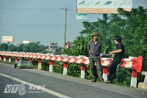 Tình trạng người dân đứng ngồi chờ vẫy xe khách trên đường cao tốc Pháp Vân – Cầu Giẽ (đoạn qua Bệnh viên Nội tiết và Thường Tín).