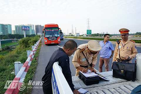 Kéo theo đó là tình trạng lái xe khách ngang nhiên dừng đỗ trên đường cao tốc để đón trả khách, gây cản trở giao thông.