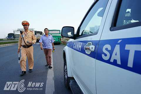 Kheo đó, kể từ ngày 2/11, thường xuyên có 2 xe tuần tra có gắn camera đi tuần dọc theo 2 tuyến, ghi lại những lỗi vi phạm rồi gửi về tổ xử lý để tiến hành xử phạt.