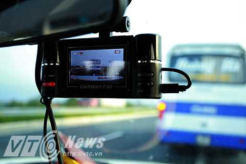 Hình ảnh từ camera là chứng cứ rõ ràng nhất để có thể xử phạt những trường hợp lái xe dừng đỗ sai quy định trên đường cao tốc. 