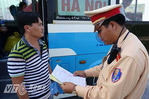 Lãnh đạo đội TTKS GTĐB - Cao tốc số 7 cho biết, đối với những trường hợp không tuân thủ quy định về việc dừng đỗ xe trên đường cao tốc, người lái xe có thể bị phạt tiền từ 800.000 đồng tới 1.000.000 đồng.