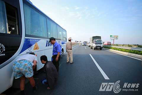 Với những xe gặp sự cố thật sự, tổ tuần tra sẽ hỗ trợ phân làn tại chỗ hoặc gọi cứu hộ để xe có thể tiếp tục di chuyển, tránh gây ùn tắc.