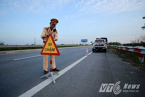 Tổ tuần tra tổ chức phòng hộ phía sau, hỗ trợ phân làn, gọi cứu hộ cho những xe gặp sự cố trên đường cao tốc.