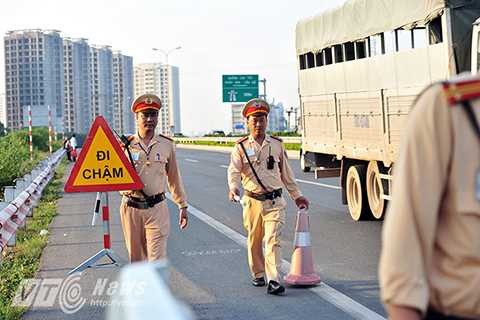 Lãnh đạo Đội TTKS GTĐB - Cao tốc số 7 cho biết, hiện nay vẫn còn một số điểm thường xuyên xảy ra tình trạng dừng đỗ trái phép như: Thường Tín, Vạn Điểm, Bệnh viện Nội tiết, Trạm thu phí… nhưng đội sẽ tiến hành tuần tra 24/24 để giải quyết triệt để tình trạng trên.