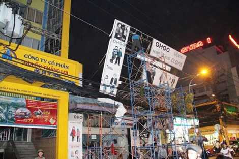 Những tấm biển khổng lồ giữa phố là mối nguy hiểm luôn rình rập trên đầu người dân.